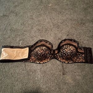 Elegant Black Lace Strapless Bra
